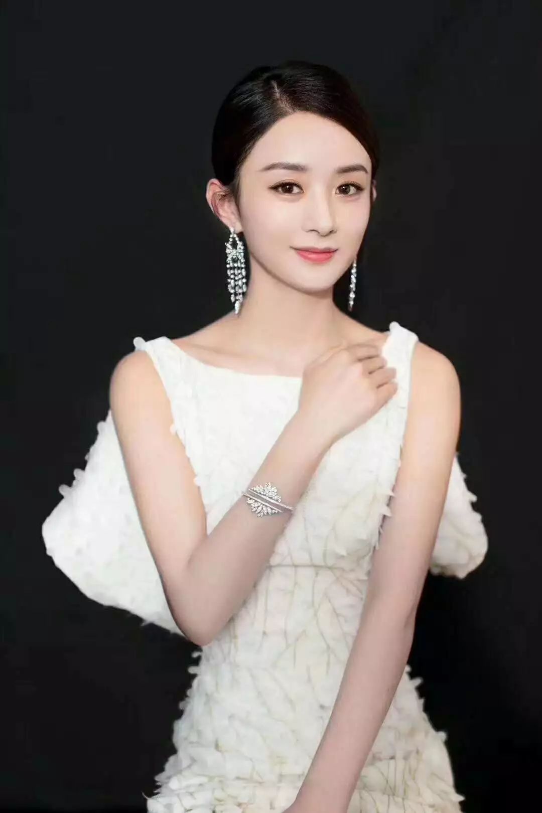 赵丽颖与李沁的温馨拥抱与小巷深处的特色小店探秘